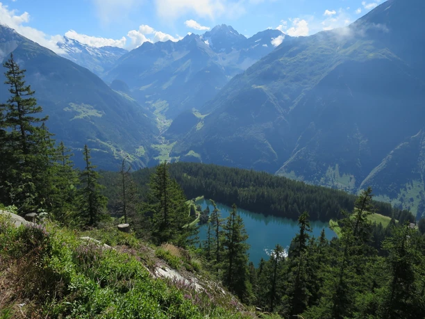 Unter uns der strahlenblaue Arnisee