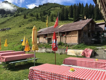 Das Alpbeizli auf Wannelen - mitten in der Alpwirtschaft