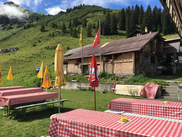 Das Alpbeizli auf Wannelen - mitten in der Alpwirtschaft
