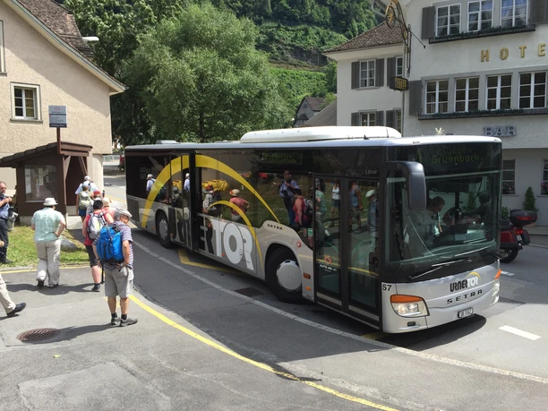 Mit dem Bus erreichen wir bequem Ausgangspunkt und Endpunkt der Wanderung
