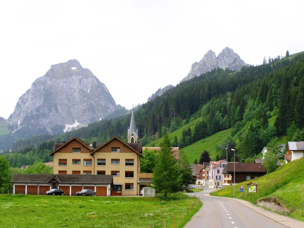 Gr. & Kl. Mythen sowie Haggenspitz vor Alpthal