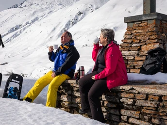 Aus dem "Rucksack to go" ein warmes Kaffee in Hospental geniessen