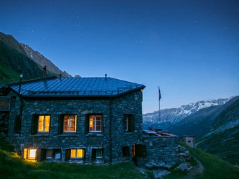 Voralphütte im Dunkeln