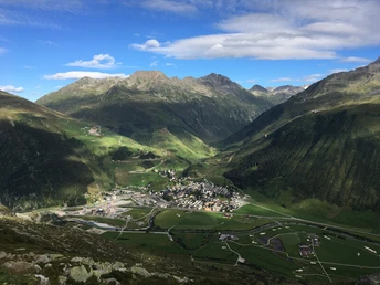 Bäzberg mit Blick auf Andermatt