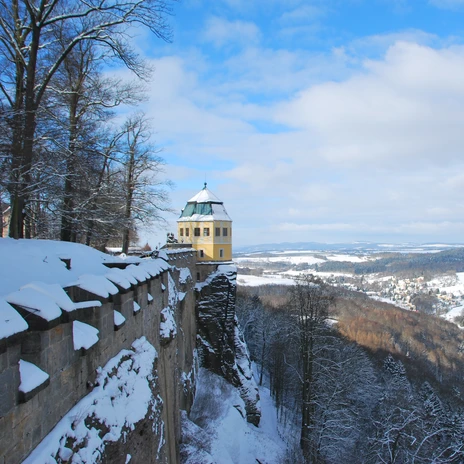 Friedrichsburg Festung Königstein Winterliche Aussicht von der Festung Königstein auf verschneite Täler und die Elblandschaft.