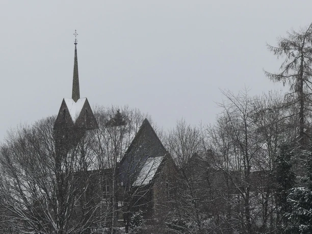 Neugotische Dorfkirche Hundsdorf im Winter