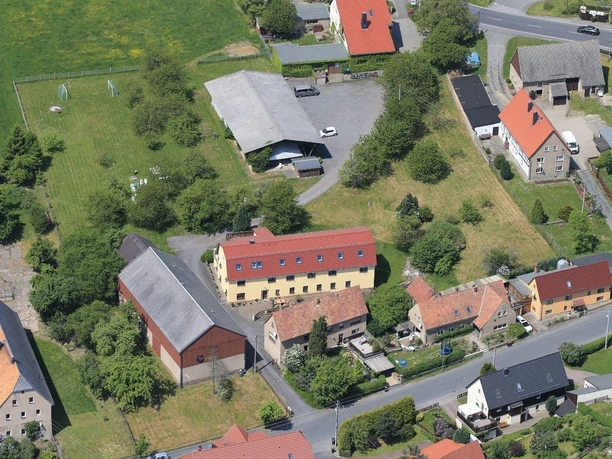 großzügige Anlage und überdachte Freifläche