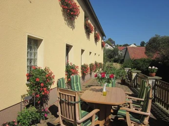 Sitzmöglichkeiten vor dem Haus