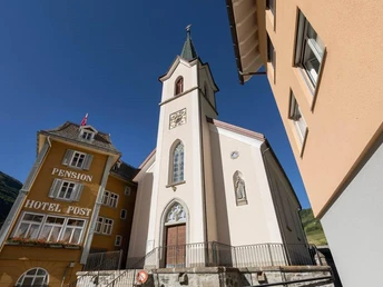 Zentrum Realp mit Kirche und Hotel