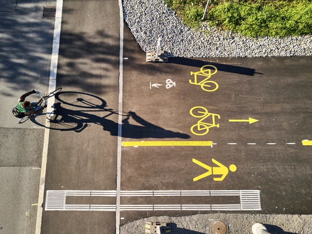Entlang des Freigleises, dem früheren Bahntrassee der Zentralbahn