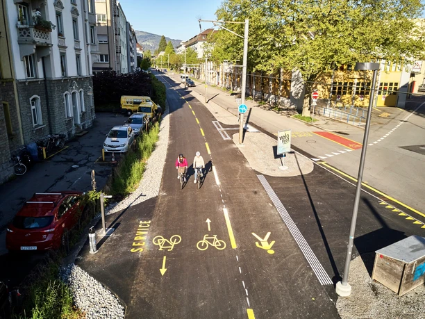 Entlang des Freigleises, dem früheren Bahntrassee der Zentralbahn