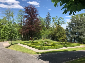 Villa Krämerstein, Garten mit Brunnen