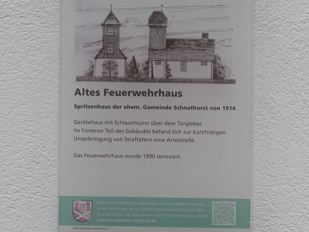 Altes Feuerwehrhaus_Schnathorst_Winter_01-24 (12).JPG Informationsschild über das alte Feuerwehrhaus Schnathorst, erbaut 1914, renoviert 1990.