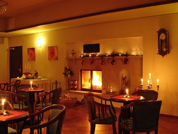 Restaurant im Elbhotel in Winterstimmung Restaurant im Elbhotel in Winterstimmung