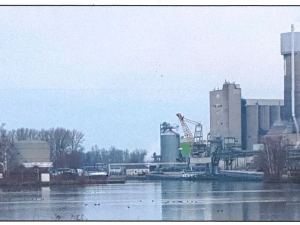Das Tanklager der Firma THS-Mineralölumschlag GmbH sowie das Betriebsgelände der Firma Cargill im Hafen Salzgitter-Beddingen