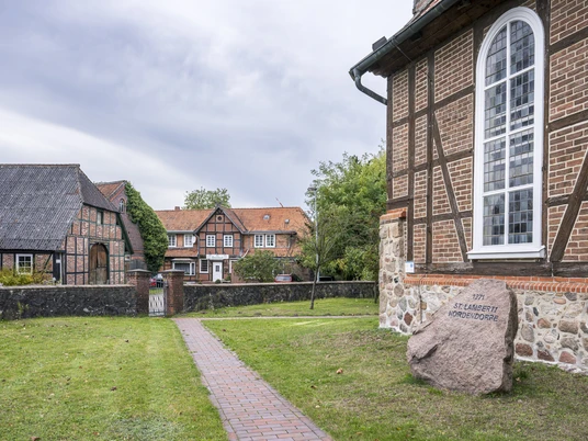St Lambert's Church in Nahrendorf St. Lamberti-Kirche in NahrendorfSt Lambert's Church in NahrendorfÉglise Saint-Lamberti à NahrendorfSankt Lamberts Kirke i Nahrendorf