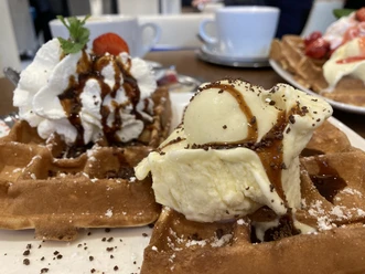 Waffel mit Eis & Sahne