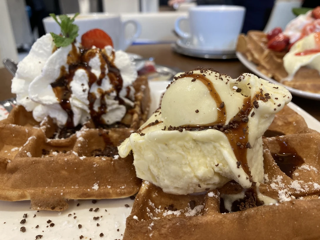 Waffel mit Eis & Sahne