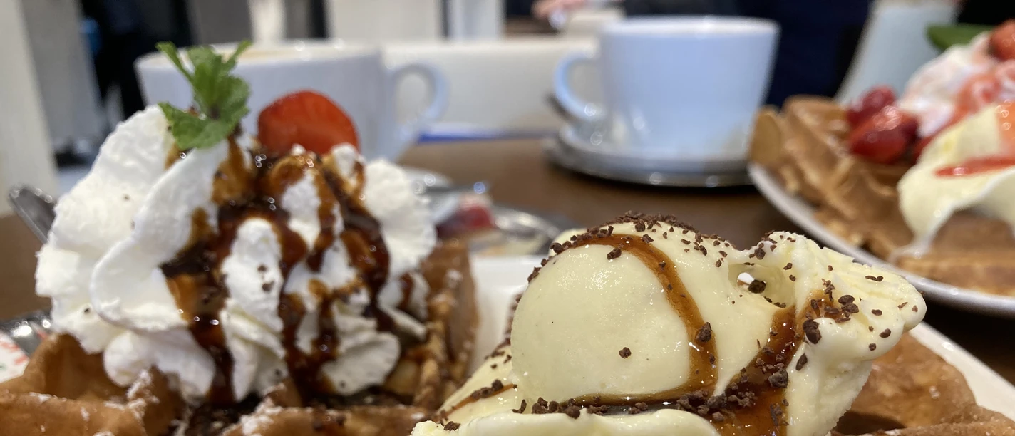 Waffel mit Eis & Sahne