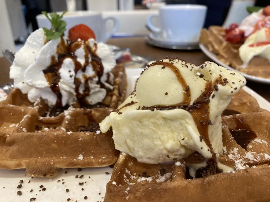 Waffel mit Eis & Sahne Waffel mit Eis & Sahne