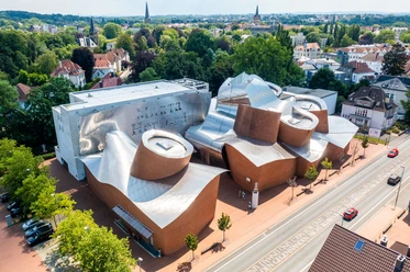 Marta Herford: Modernes Kunstmuseum mit beeindruckender Architektur, umgeben von grüner Kulisse.