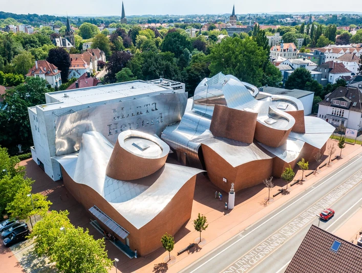 Marta Herford: Modernes Kunstmuseum mit beeindruckender Architektur, umgeben von grüner Kulisse.