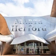Futuristisches Museum Marta Herford mit geschwungener Metallfassade und gläsernem Eingangsbereich.