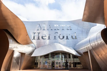 herford-marta-herford-teutoburger-wald-tourismus-h-tornow-023-jpg.jpg Futuristisches Museum Marta Herford mit geschwungener Metallfassade und gläsernem Eingangsbereich.