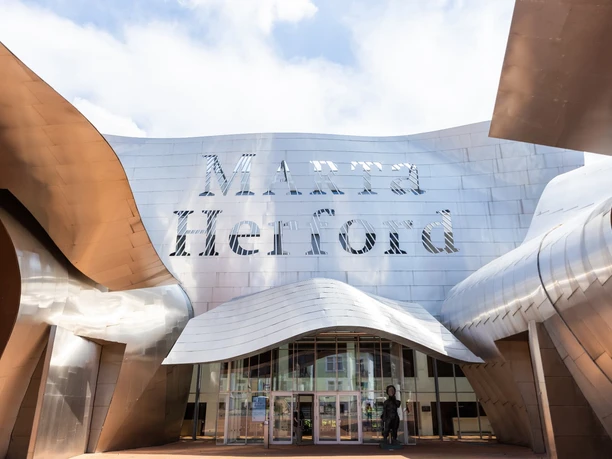 herford-marta-herford-teutoburger-wald-tourismus-h-tornow-023-jpg.jpg Futuristisches Museum Marta Herford mit geschwungener Metallfassade und gläsernem Eingangsbereich.