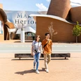 herford-marta-herford-teutoburger-wald-tourismus-h-tornow-012-jpg.jpg Außenansicht des Museums Marta Herford mit zwei lächelnden Menschen auf einem breiten Gehweg.