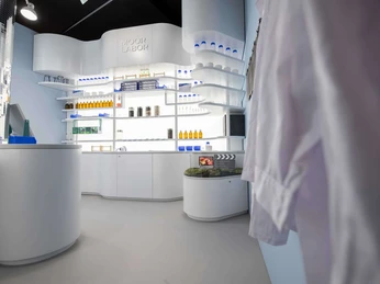 Moorerlebniswelt-Bad-Driburg-Kabinette_40-1.jpg Das Moorlabor in der Moorerlebniswelt aus der Froschperspektive.