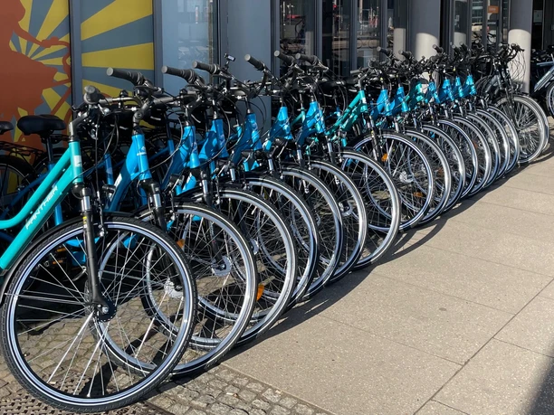 Leihräder von Cycle-Leipzig - Radfahren in Leipzig Das Bild zeigt eine Vielzahl blauer Leihräder von Cycle-Leipzig.