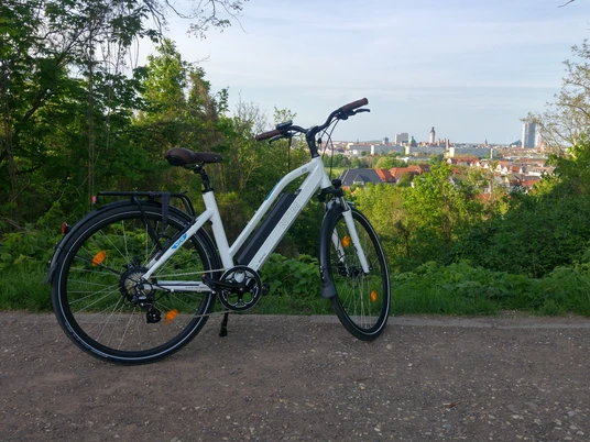 Cycle-Leipzig - Fahrradverleih in Leipzig Auf dem Fockeberg in Leipzig steht ein Leihrad des Fahrradverleihs Cycle-Leipzig.