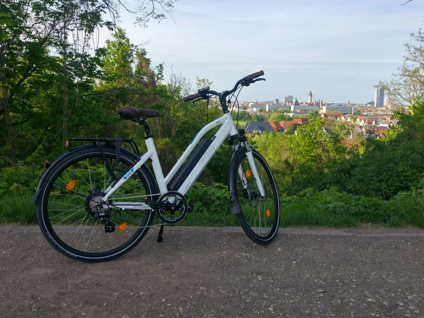Cycle-Leipzig - Fahrradverleih in Leipzig Auf dem Fockeberg in Leipzig steht ein Leihrad des Fahrradverleihs Cycle-Leipzig.