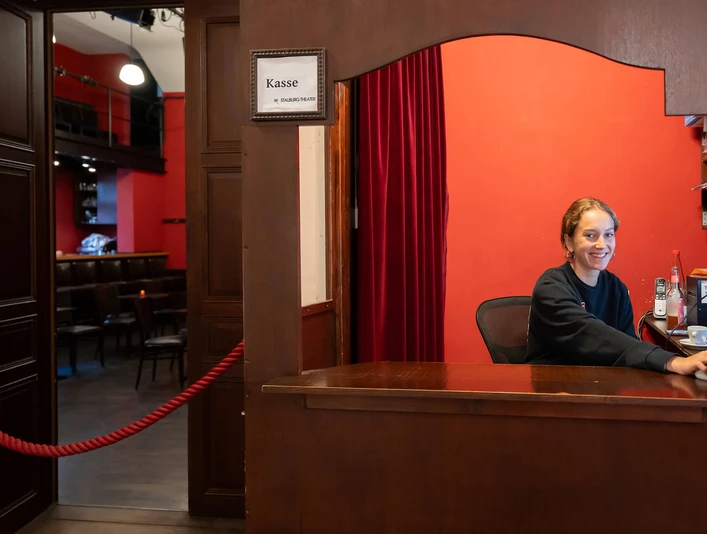 Stalburg Theater junge Dame an der Kasse