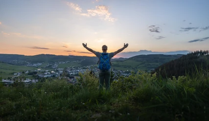 Wanderer auf dem Orenberg bei Sonnenuntergang Wanderer auf dem Orenberg bei Sonnenuntergang
