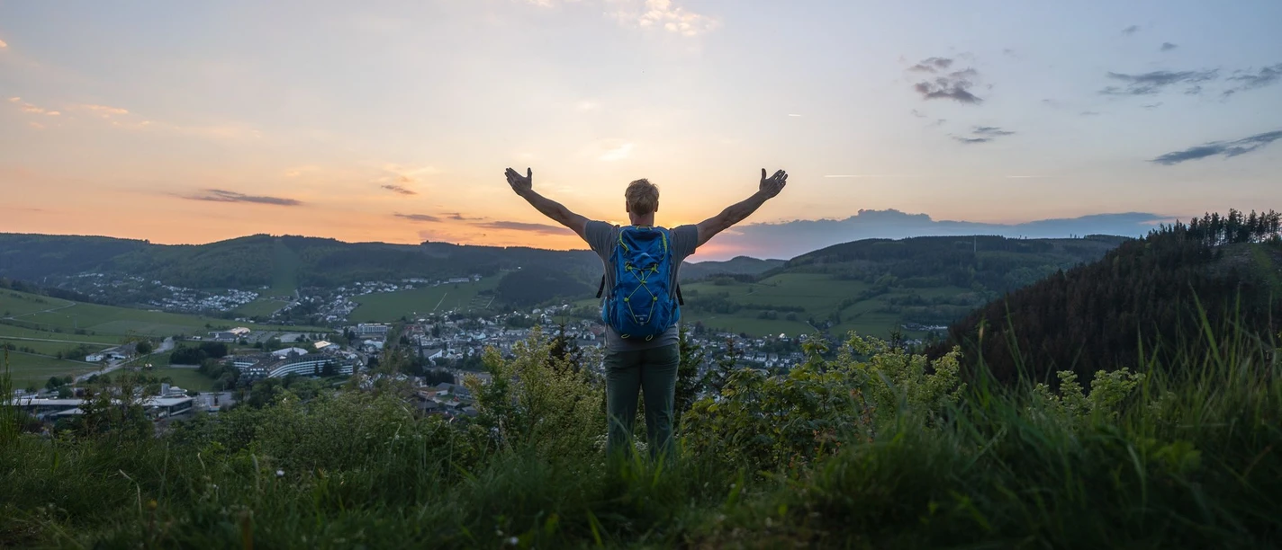 Wanderer auf dem Orenberg bei Sonnenuntergang Wanderer auf dem Orenberg bei Sonnenuntergang