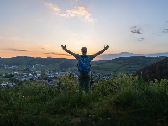 Wanderer auf dem Orenberg bei Sonnenuntergang Wanderer auf dem Orenberg bei Sonnenuntergang