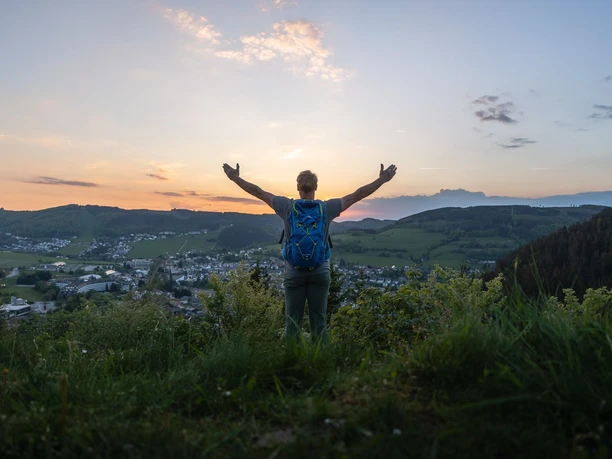 Wanderer auf dem Orenberg bei Sonnenuntergang Wanderer auf dem Orenberg bei Sonnenuntergang