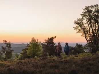 Frauen wandern bei Sonnenuntergang durch die Willinger Bergwelt Frauen wandern bei Sonnenuntergang durch die Willinger Bergwelt