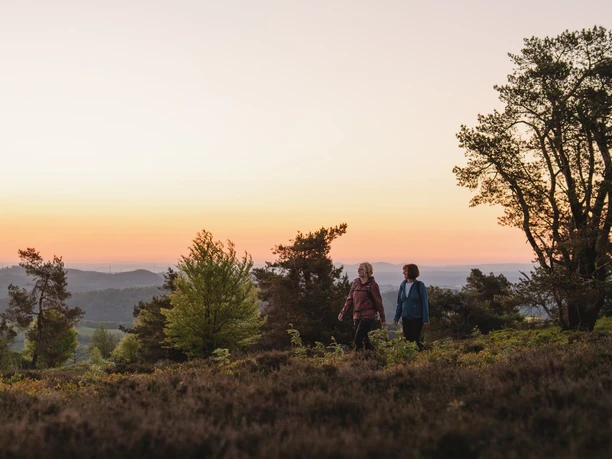 Frauen wandern bei Sonnenuntergang durch die Willinger Bergwelt Frauen wandern bei Sonnenuntergang durch die Willinger Bergwelt