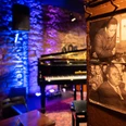 Jazz cellar Jazzkeller leerer Konzertsaal mit Zoom auf altem Plakat