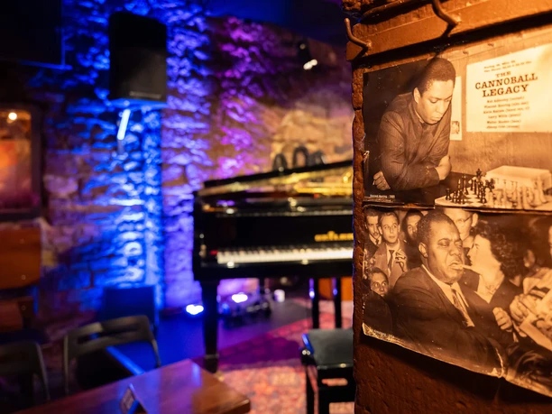 Jazzkeller Jazzkeller leerer Konzertsaal mit Zoom auf altem Plakat