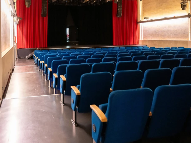 Frankfurt Neues Theater Höchst neues Theater Höchst Theatersaal mit blauen Sessel Blick zur Bühne