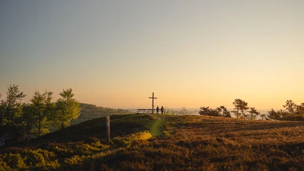 Gipfelkreuz am Kahlen Pön bei Sonnenuntergang Gipfelkreuz am Kahlen Pön bei Sonnenuntergang