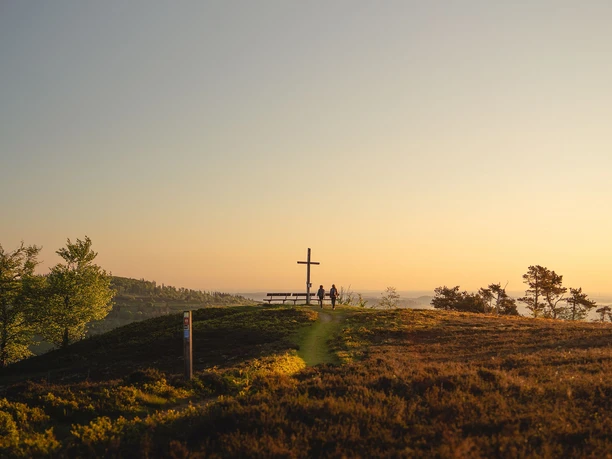 Gipfelkreuz am Kahlen Pön bei Sonnenuntergang Gipfelkreuz am Kahlen Pön bei Sonnenuntergang