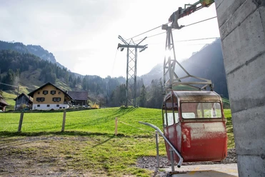 Spies cable car