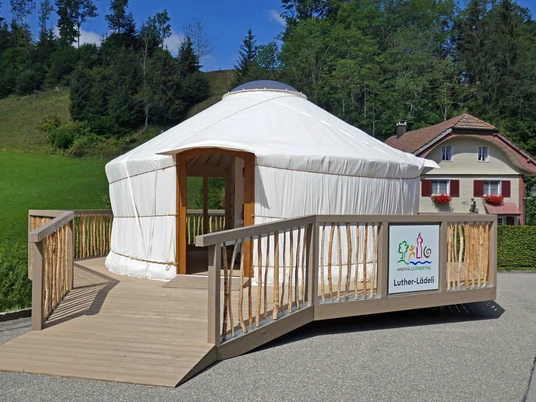 Luther Lädeli in der Jurte