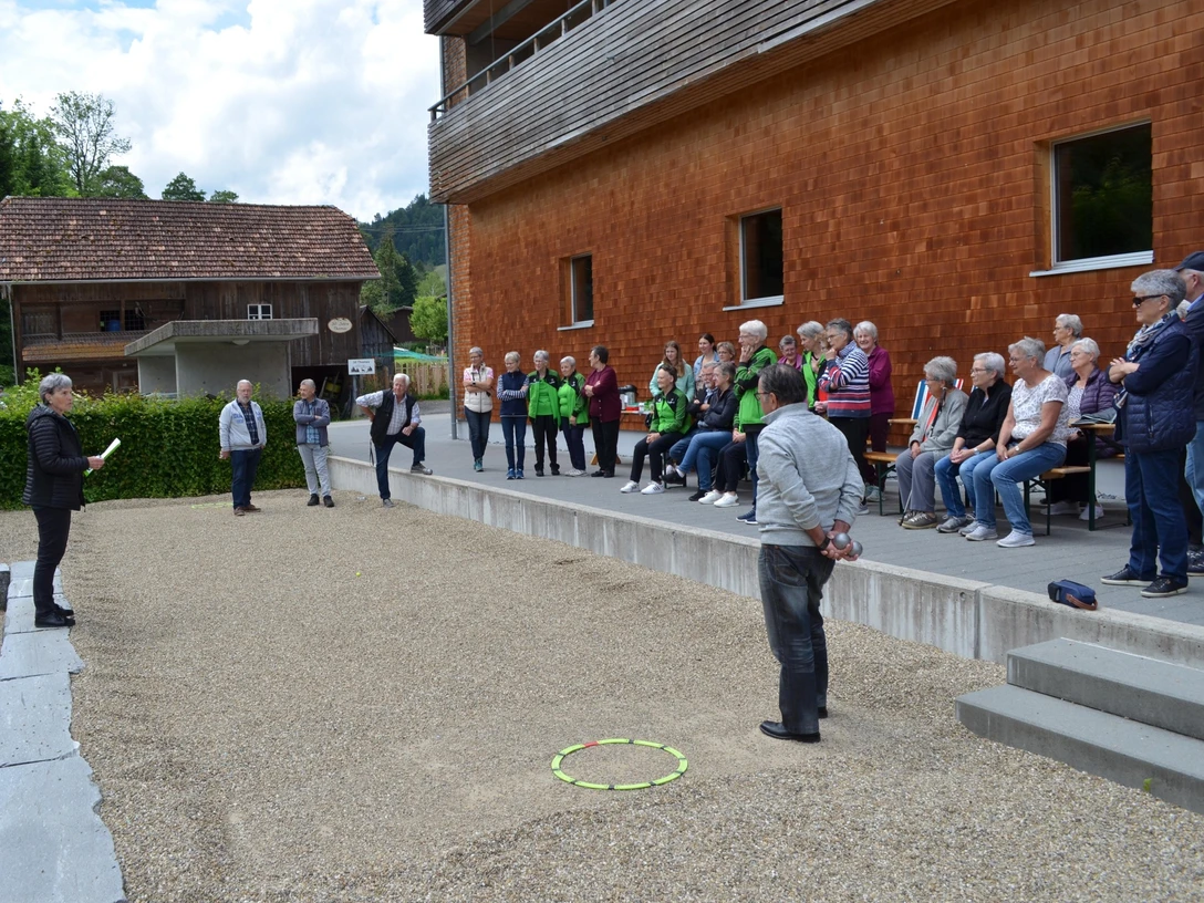 Petanquespielende auf dem Platz in Luthern