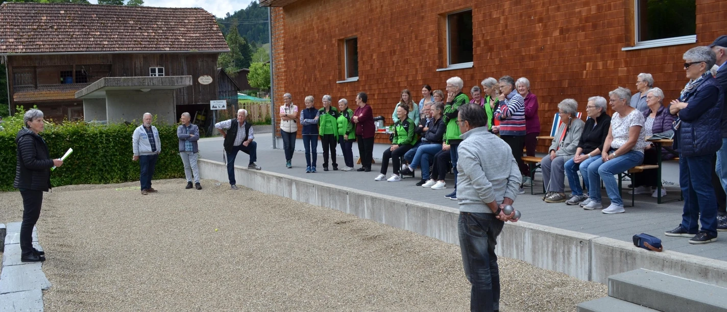 Petanquespielende auf dem Platz in Luthern